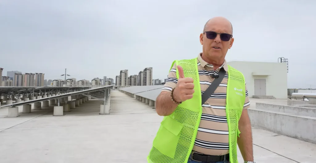 Un cliente cubano visita la fábrica de Bluesun para inspeccionar paneles solares y kits solares