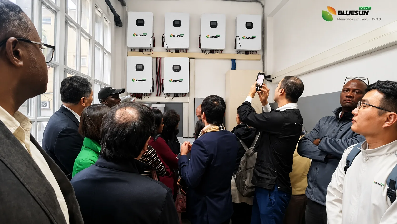 Representantes de embaixadas e organiza&ccedil;&otilde;es do 45 visitando projeto de energia renov&aacute;vel em Cuba