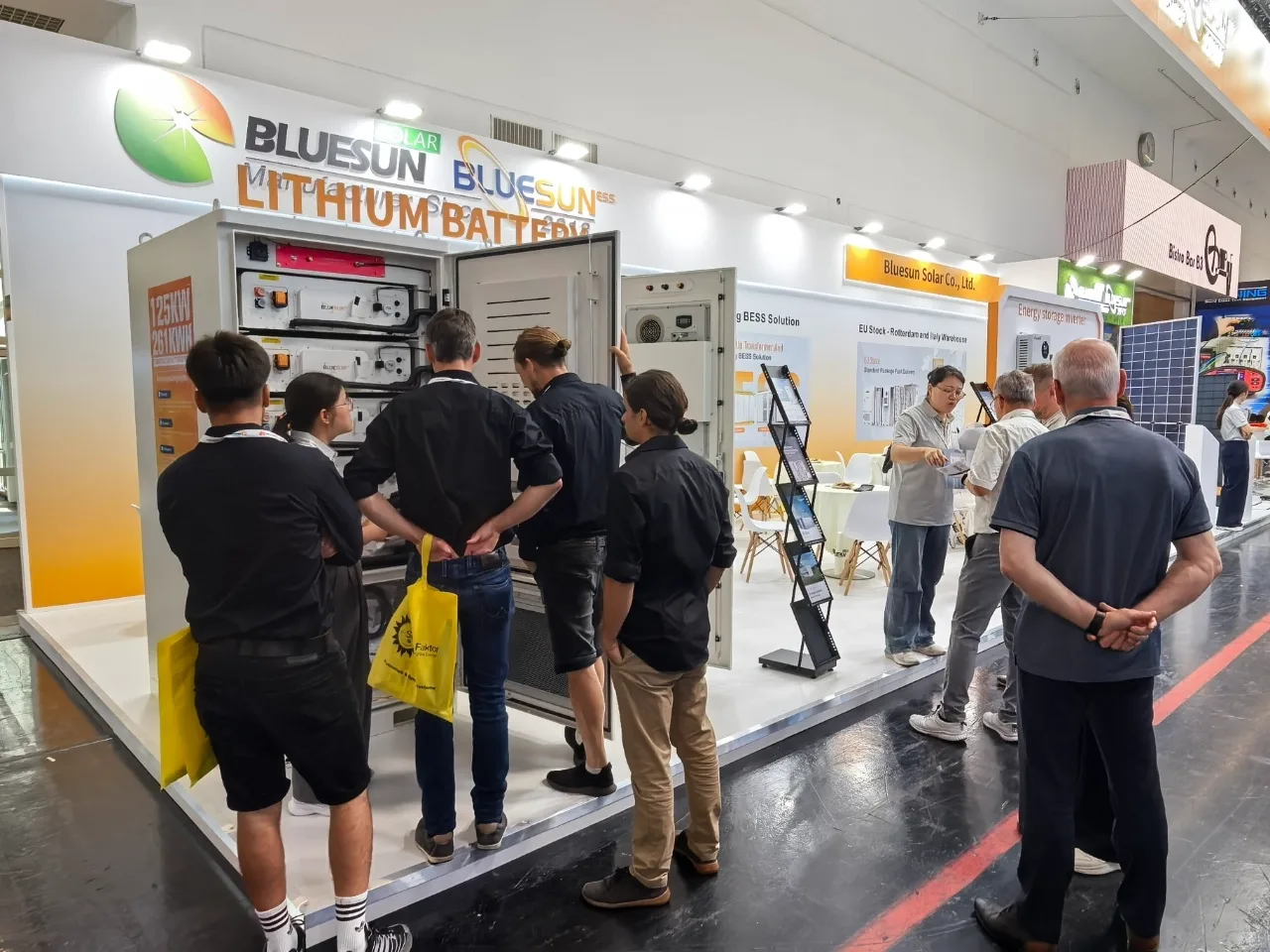 ผู้เข้าชมกำลังสำรวจโซลูชันโซลาร์และระบบกักเก็บพลังงานของ Bluesun ที่ Smarter E Europe 2026