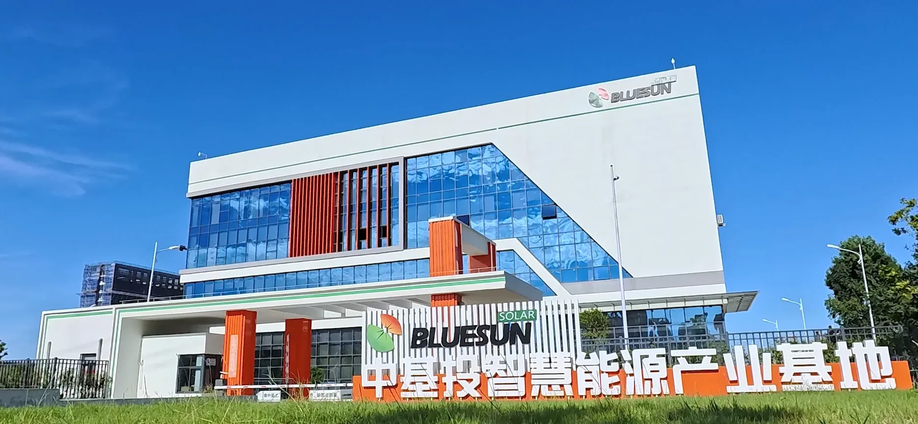 Un partenaire du Gabon visite le site de production Bluesun Solar