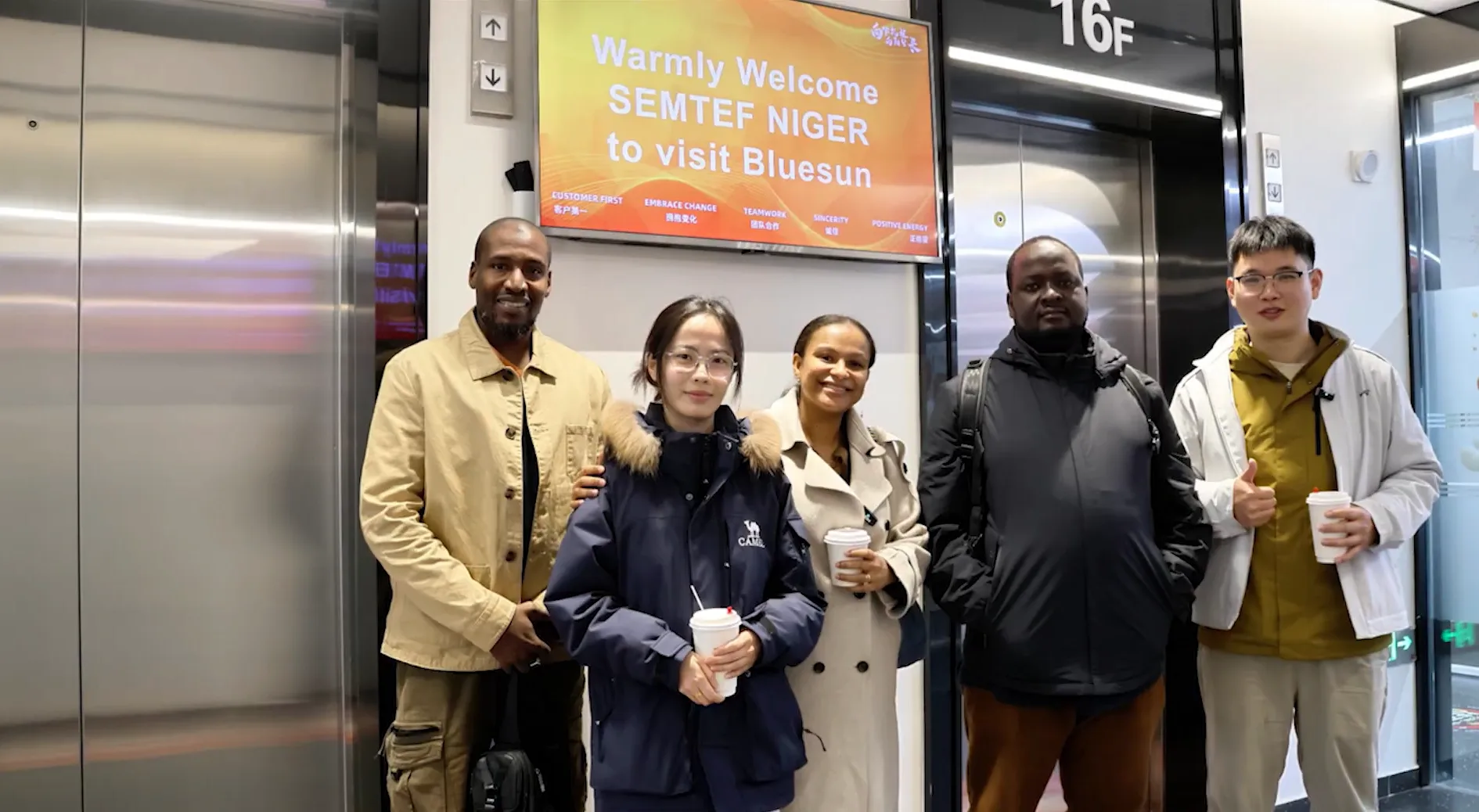 Nigerian Client Visits Bluesun Factory to Strengthen Solar Energy Cooperation