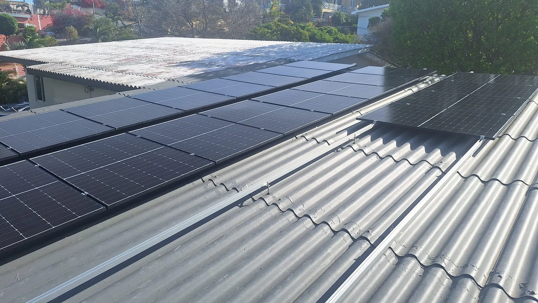 Bluesun Curacao Projekt zur Solarmodul-Lieferung + Energiespeicherung